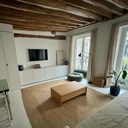 Apartment Private Garden In Montmartre