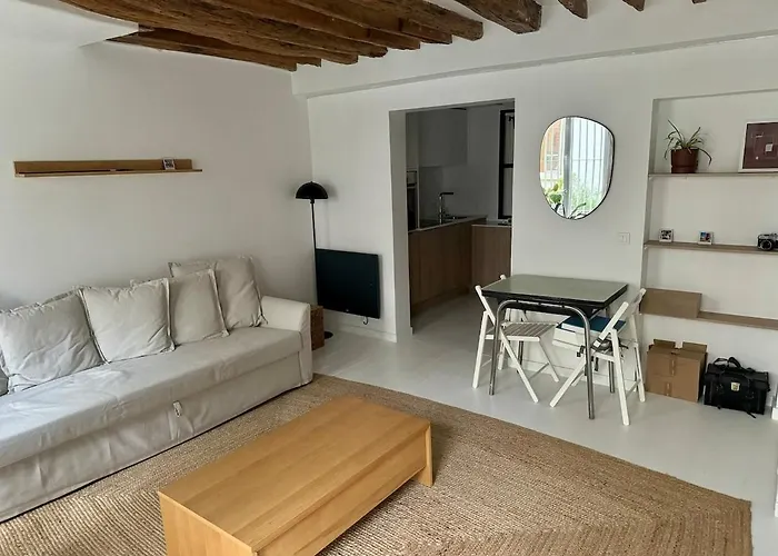 Private Garden In Montmartre Parigi